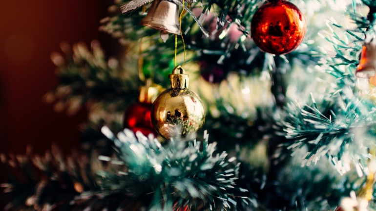 Prachtig versierde kerstboom als middelpunt van feestelijke decoratie