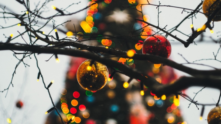 Stralende kerstboom met glinsterende versieringen en feestelijke lichten