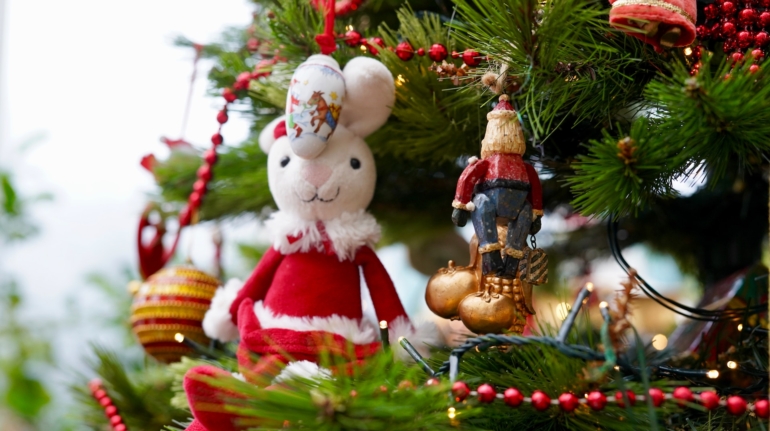Nauwkeurig geselecteerde, prachtig versierde kerstboom in een feestelijke woonkamer