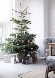 Een kerstboom vol handgemaakte ornamenten