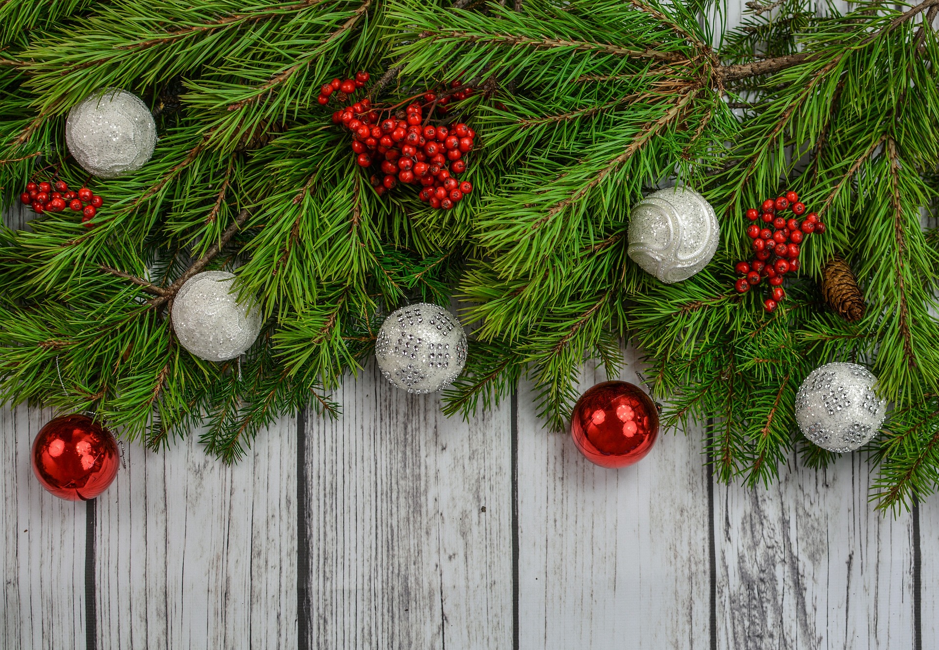 Stralende kerstboom met unieke versieringen en professionele touch voor Kerst 2023.