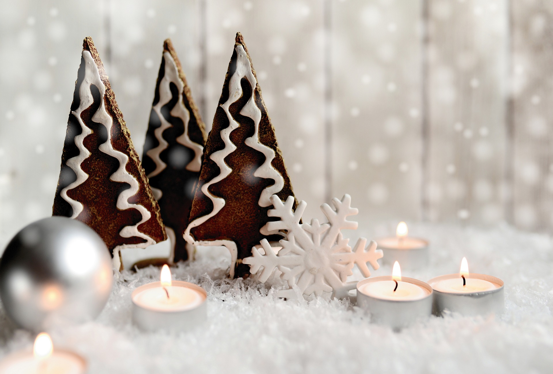Elegante kerstboom met handgeselecteerde top kwaliteit naalden en versieringen, klaar om uw feestseizoen te verlichten.