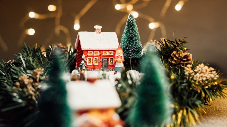 Kant-en-klaar versierde kerstboom voor een magische kerst