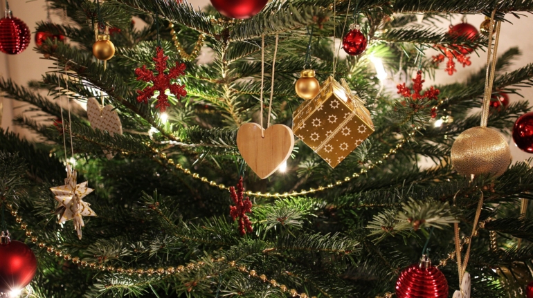 Elegante gehuurde kerstboom, opgezet met zorg en stijl voor een onvergetelijke kerst in Nijmegen.