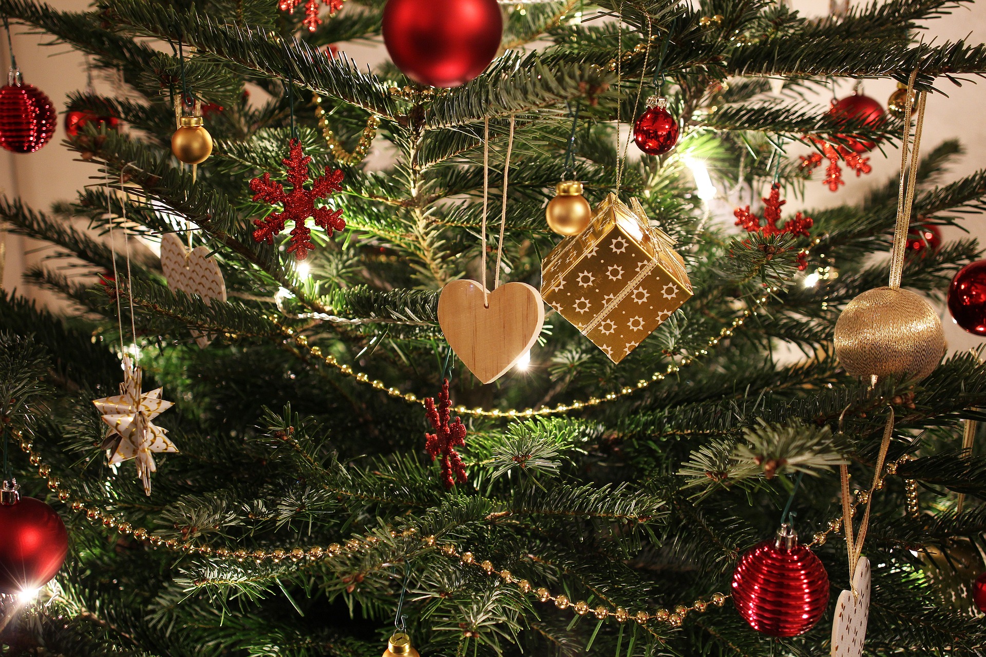 Elegante gehuurde kerstboom, opgezet met zorg en stijl voor een onvergetelijke kerst in Nijmegen.