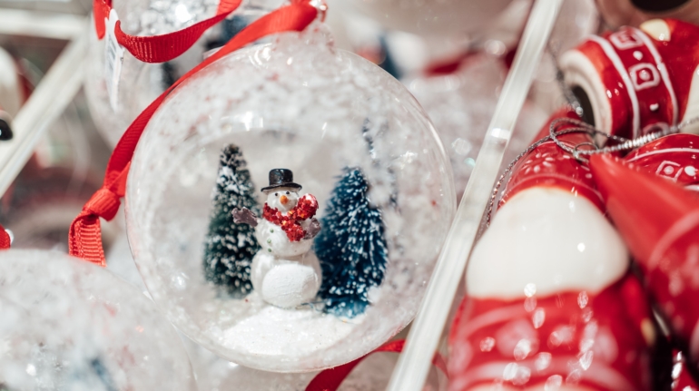 Sfeervolle gehuurde kerstboom brengt feestelijke vreugde in uw huis, geleverd in Bergen op Zoom door ons betrouwbare team.
