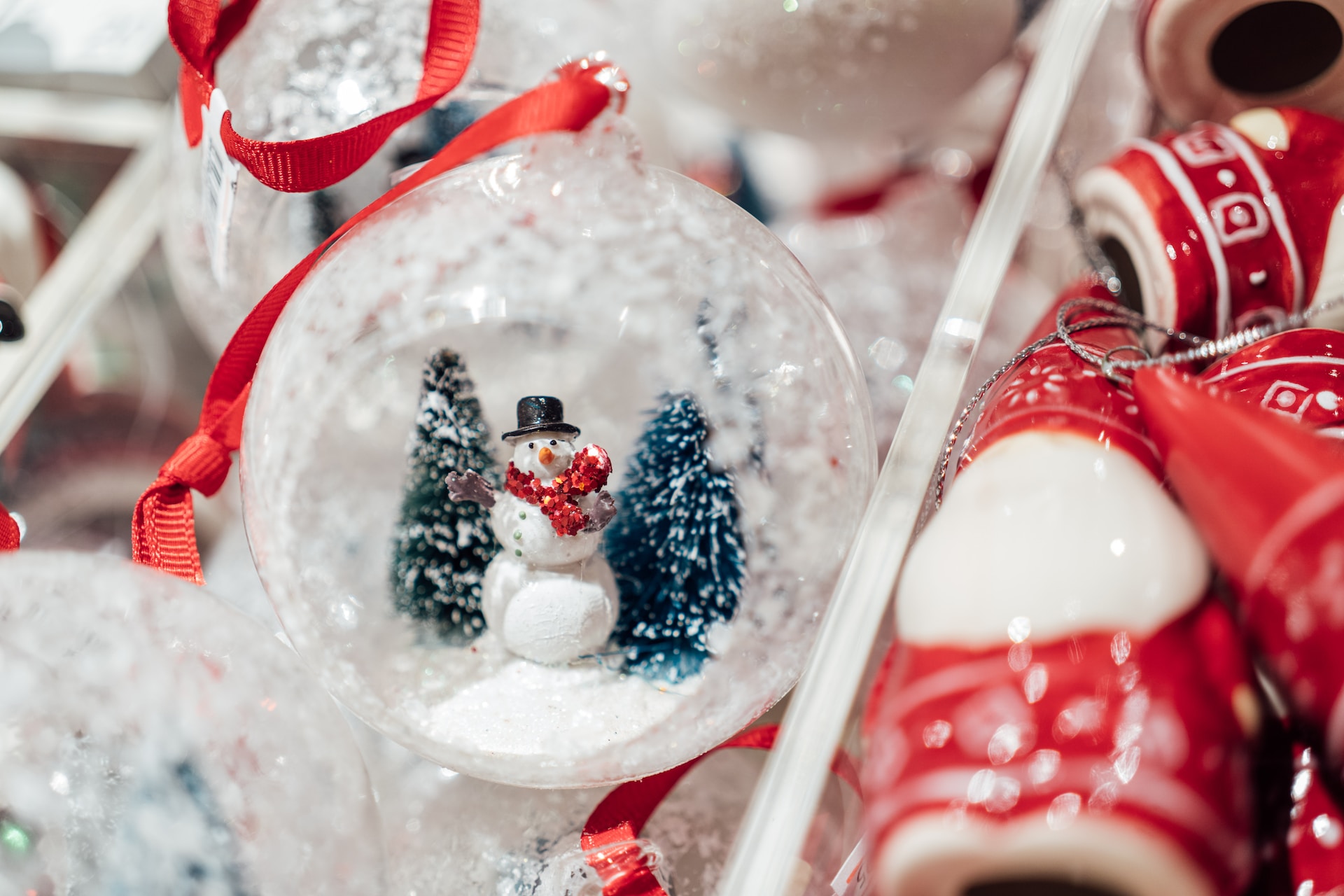 Sfeervolle gehuurde kerstboom brengt feestelijke vreugde in uw huis, geleverd in Bergen op Zoom door ons betrouwbare team.