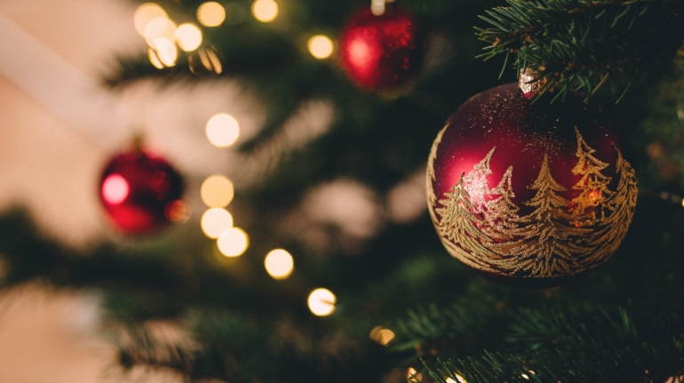 Prachtige kunstkerstboom in huis met bezorgingsservice