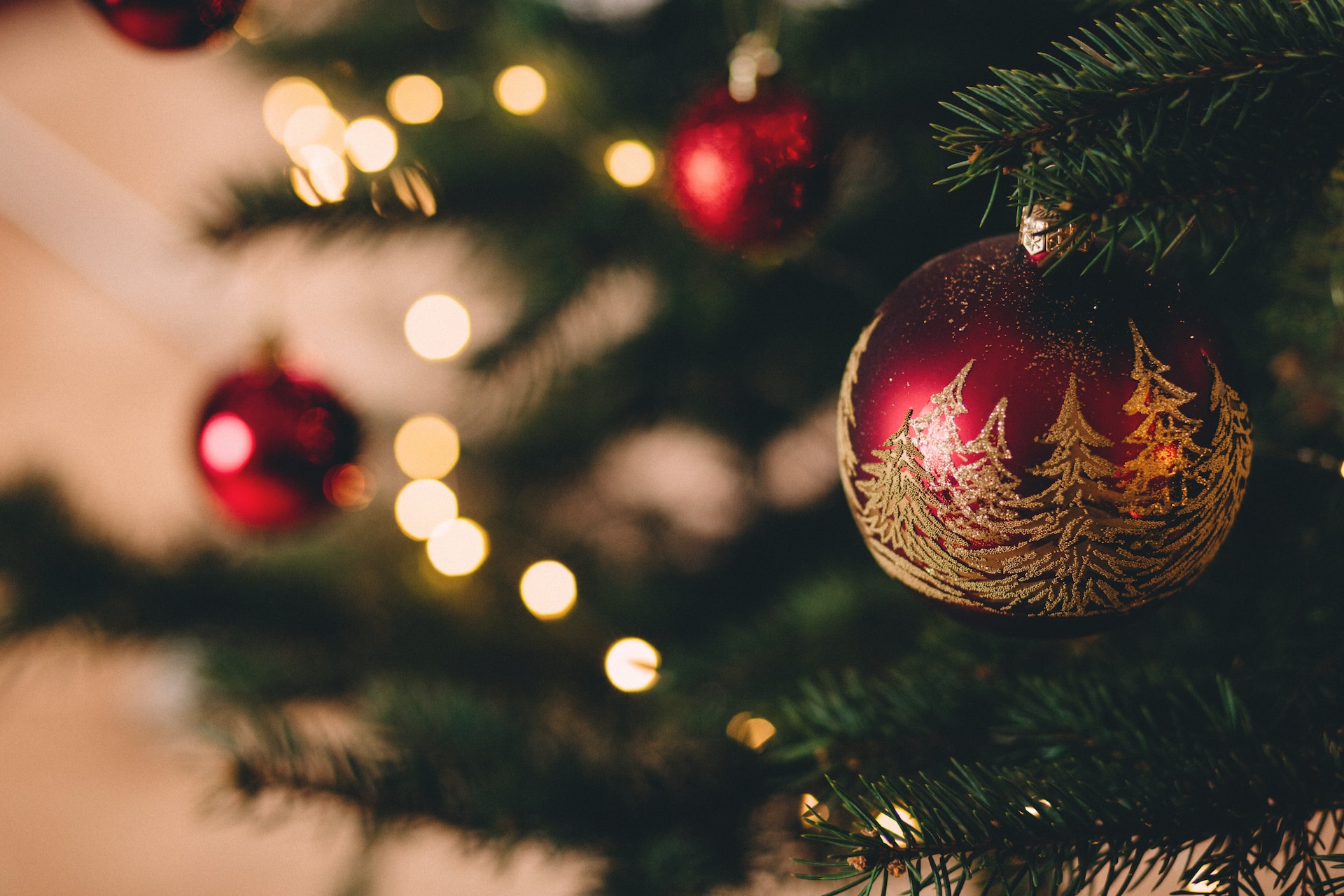 Prachtige kunstkerstboom in huis met bezorgingsservice
