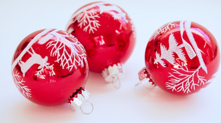 Een schitterende aangeklede kerstboom huren brengt warmte en vreugde in uw ruimte tijdens de feestdagen.