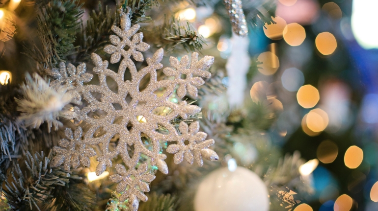 Schitterende Versierde Kerstboom Aan Huis