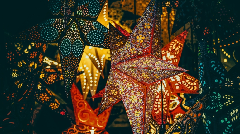 Schitterende gehuurde kunstkerstboom verrijkt uw feestseizoen met duurzaamheid en gemak. Dit zijn de voordelen van kerstboom huren.