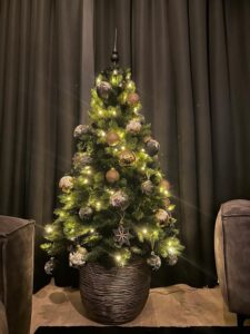 Glanzende kunstkerstboom, perfect versierd voor een magische kerstsfeer.
