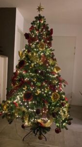 Feestelijke kerstboom met betoverende ornamenten voor onvergetelijke vieringen.