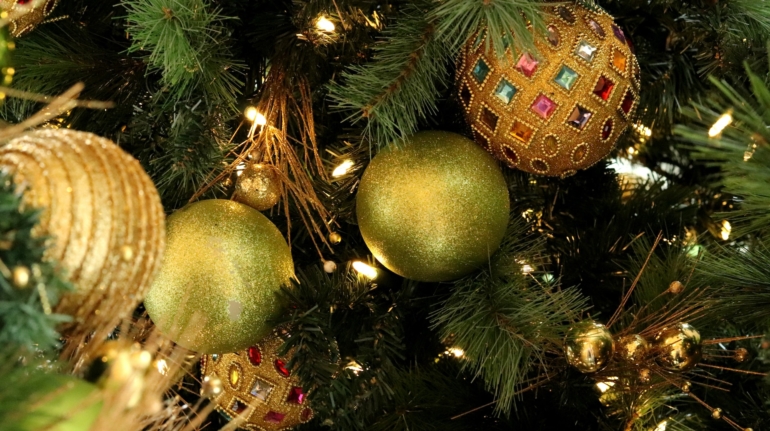 Prachtig opgezette kunstkerstboom brengt novembermagie in huis - Huur nu en laat het feest beginnen!