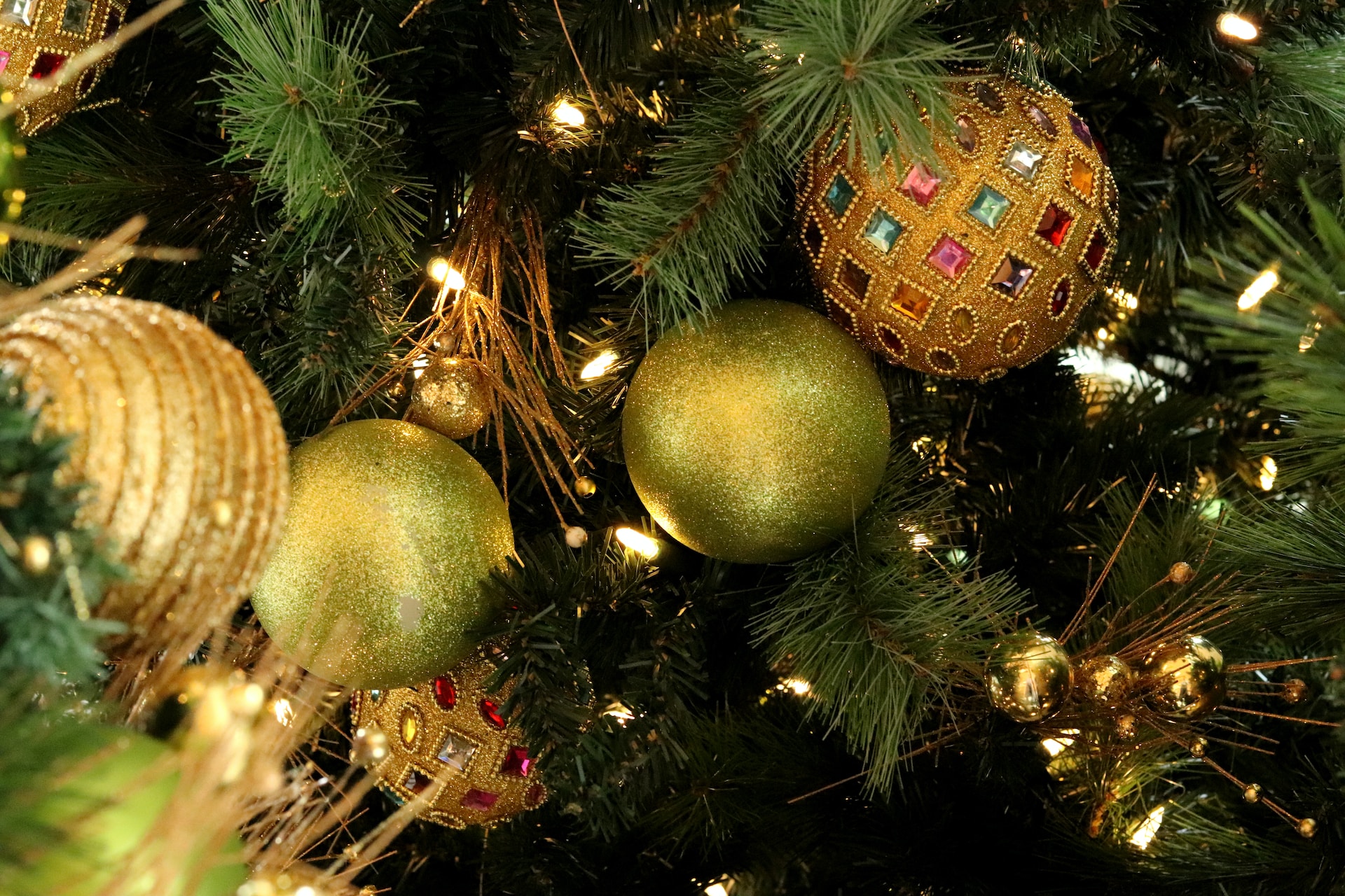 Prachtig opgezette kunstkerstboom brengt novembermagie in huis - Huur nu en laat het feest beginnen!