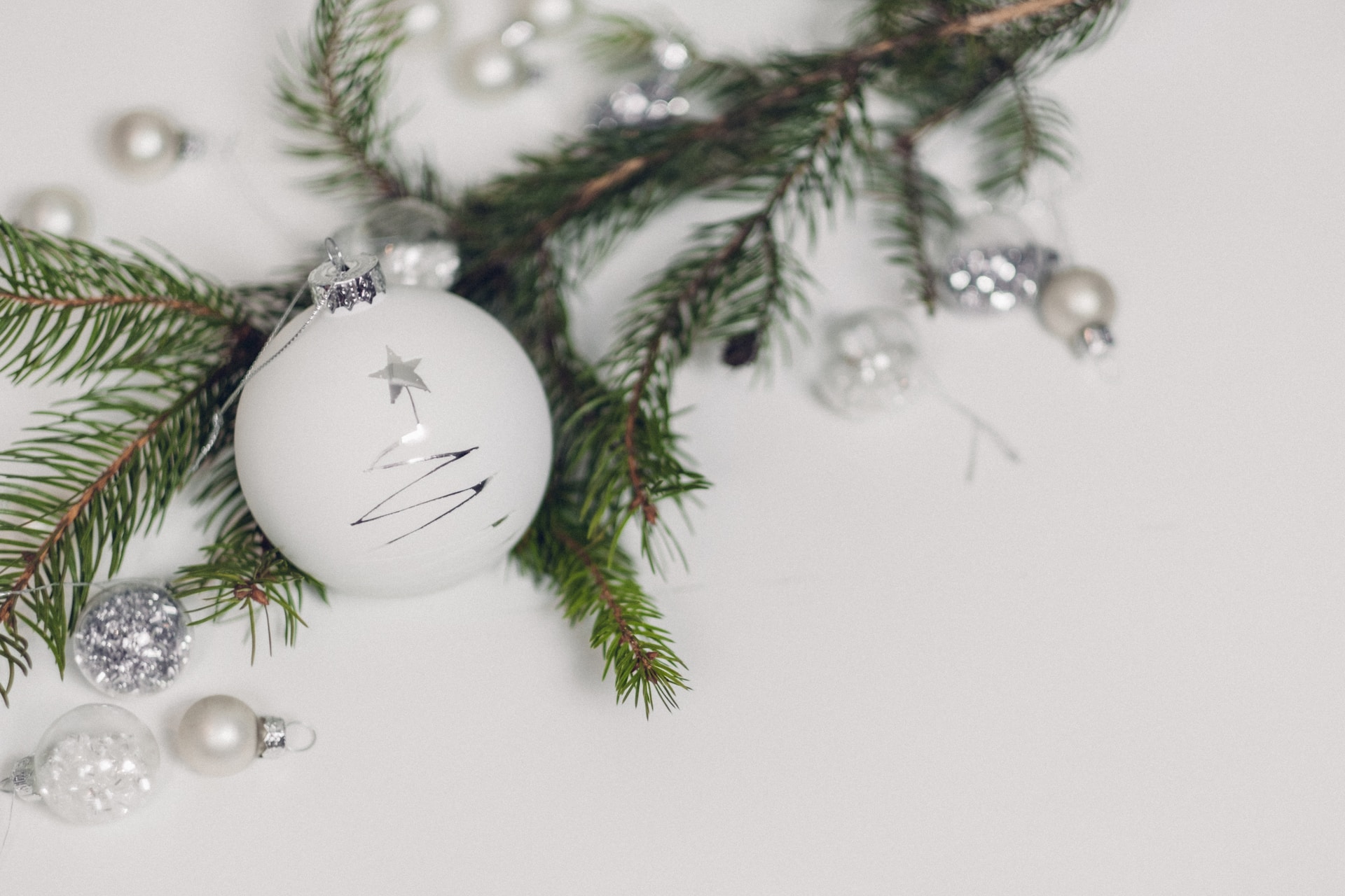Prachtig opgetuigde kerstboom met onze Kerstboom Optuig Service.