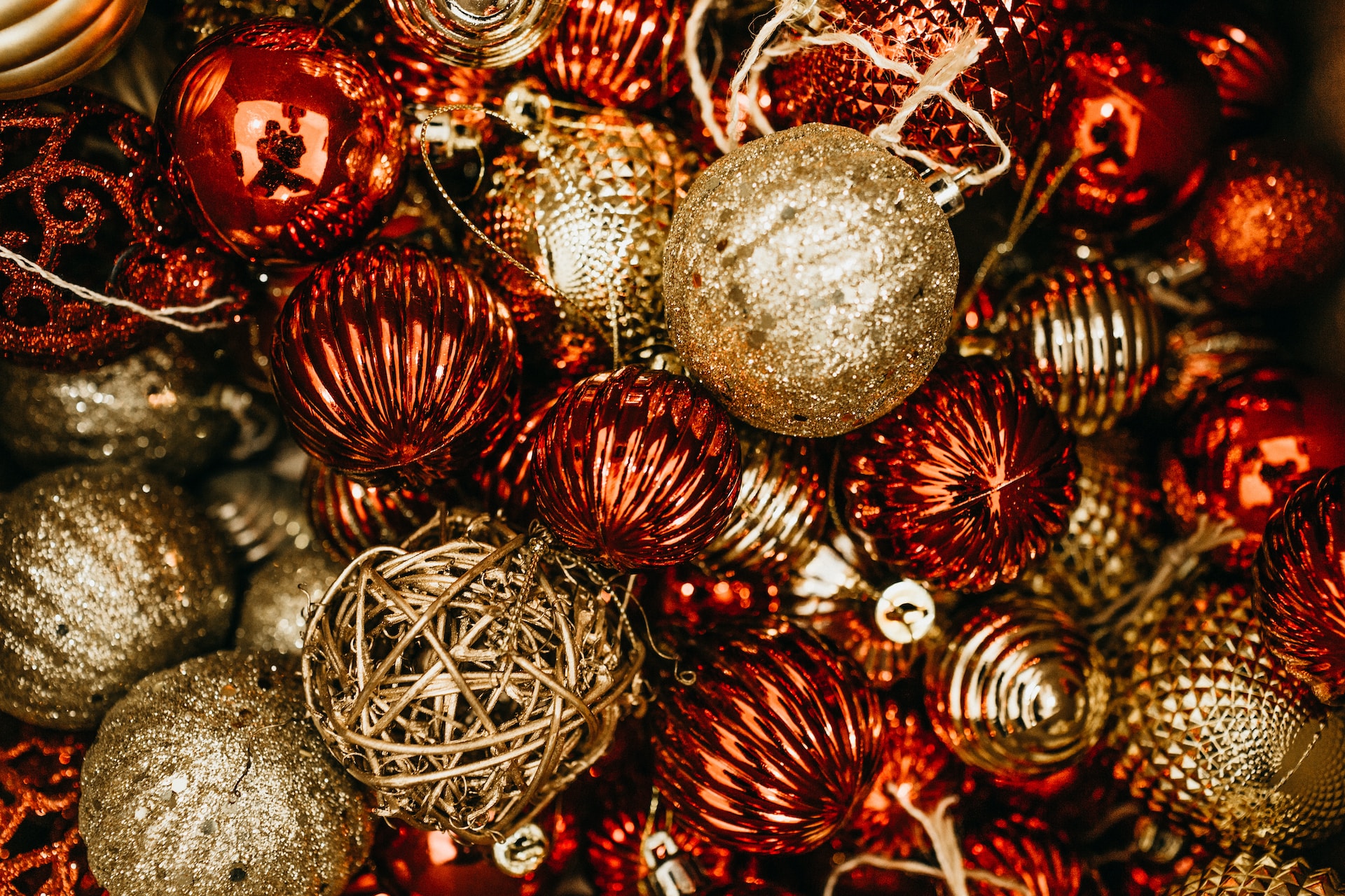 Schitterende opgetuigde kerstboom als stralend middelpunt van feestelijke betovering.