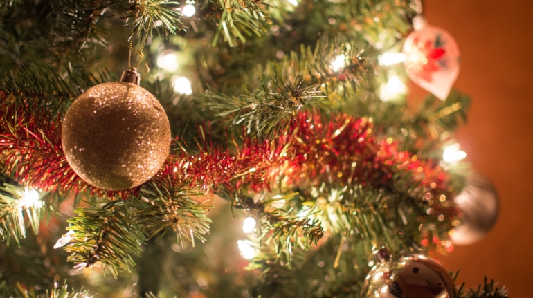 Fonkelende kerstboom vol inspiratie voor een betoverende feestelijke sfeer.