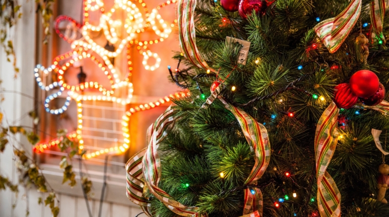 Schitterende voorbeelden van kerstbomen met unieke versieringen voor betoverende feestvreugde.