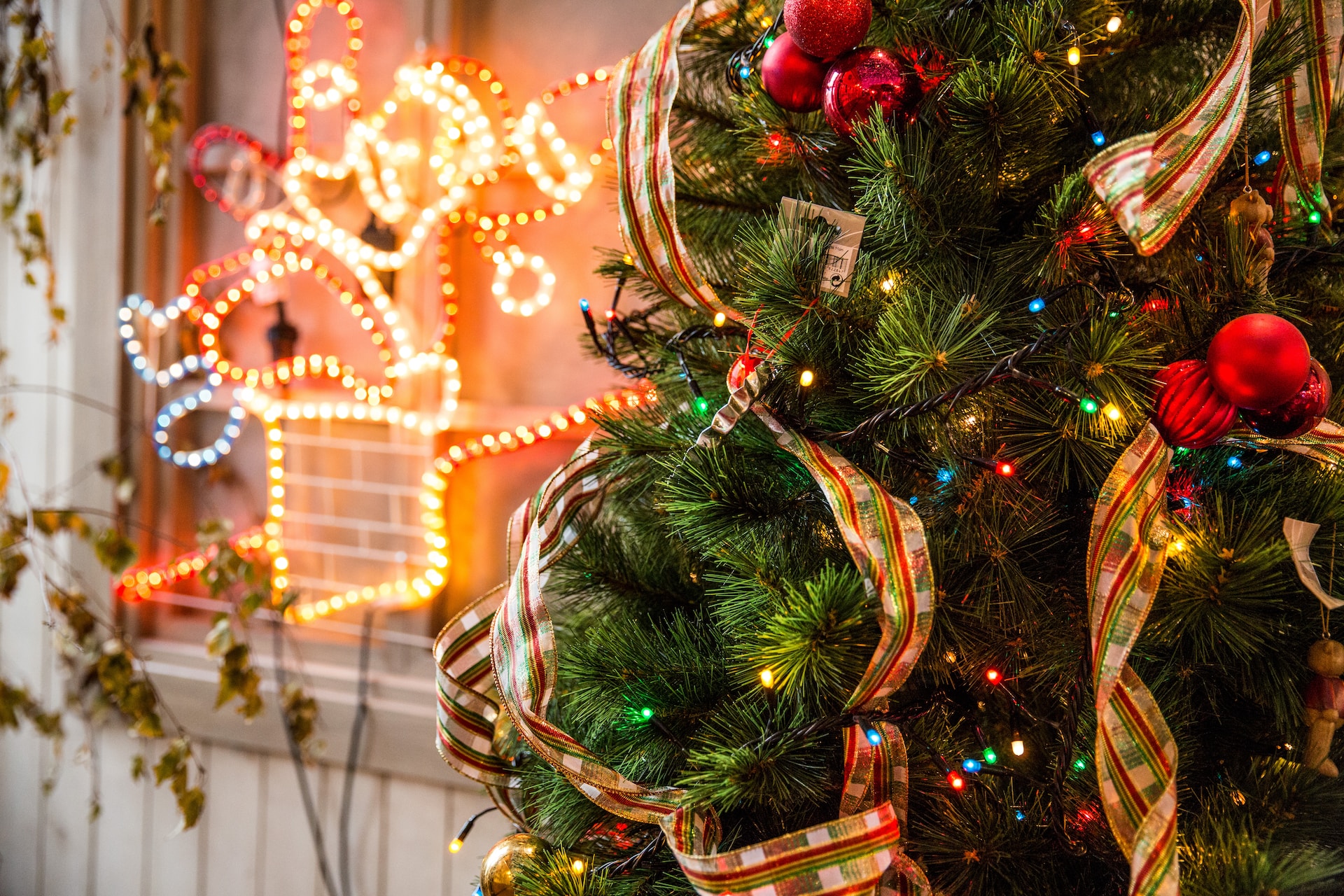 Schitterende voorbeelden van kerstbomen met unieke versieringen voor betoverende feestvreugde.