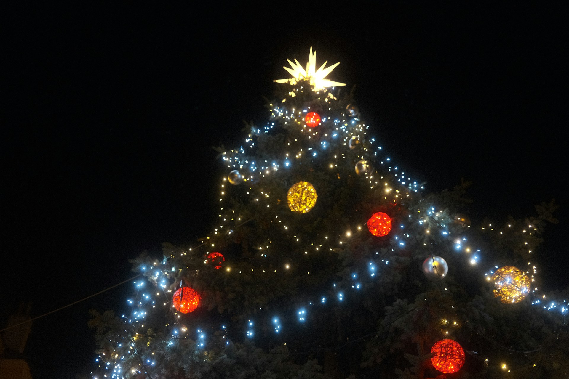 Betoverende Stijlen Kerstversiering van Kerstboom Laten Opzetten