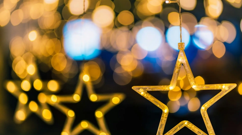 Prachtige kunstguirlande van Kerstboom laten opzetten, dé finishing touch voor uw feestelijke decoratie.