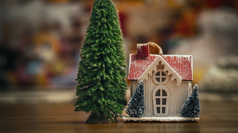 Prachtig opgezette kerstboom met guirlandes - Kerstboom laten opzetten maakt uw feest magisch en zorgeloos.