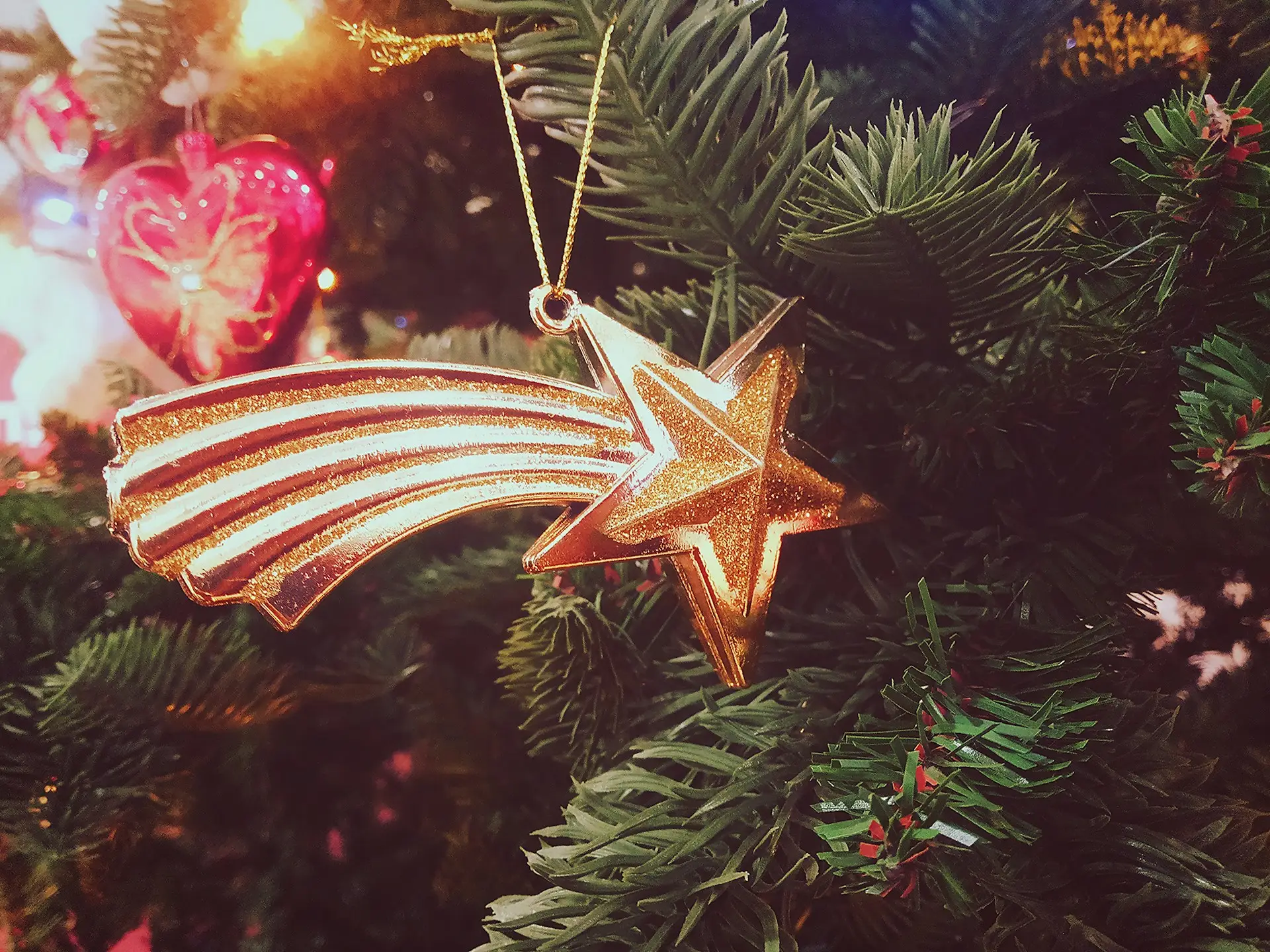 Aangepaste kerstguirlande met feestelijke decoratie - Kerstboom Laten Opzetten