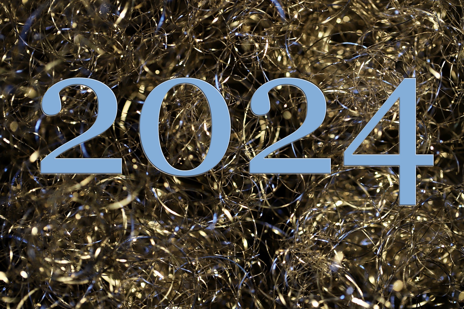 Kunstkerstboom in een kantoorruimte voor kerst 2024 in Nederland, met feestelijke decoraties en sfeerverlichting.