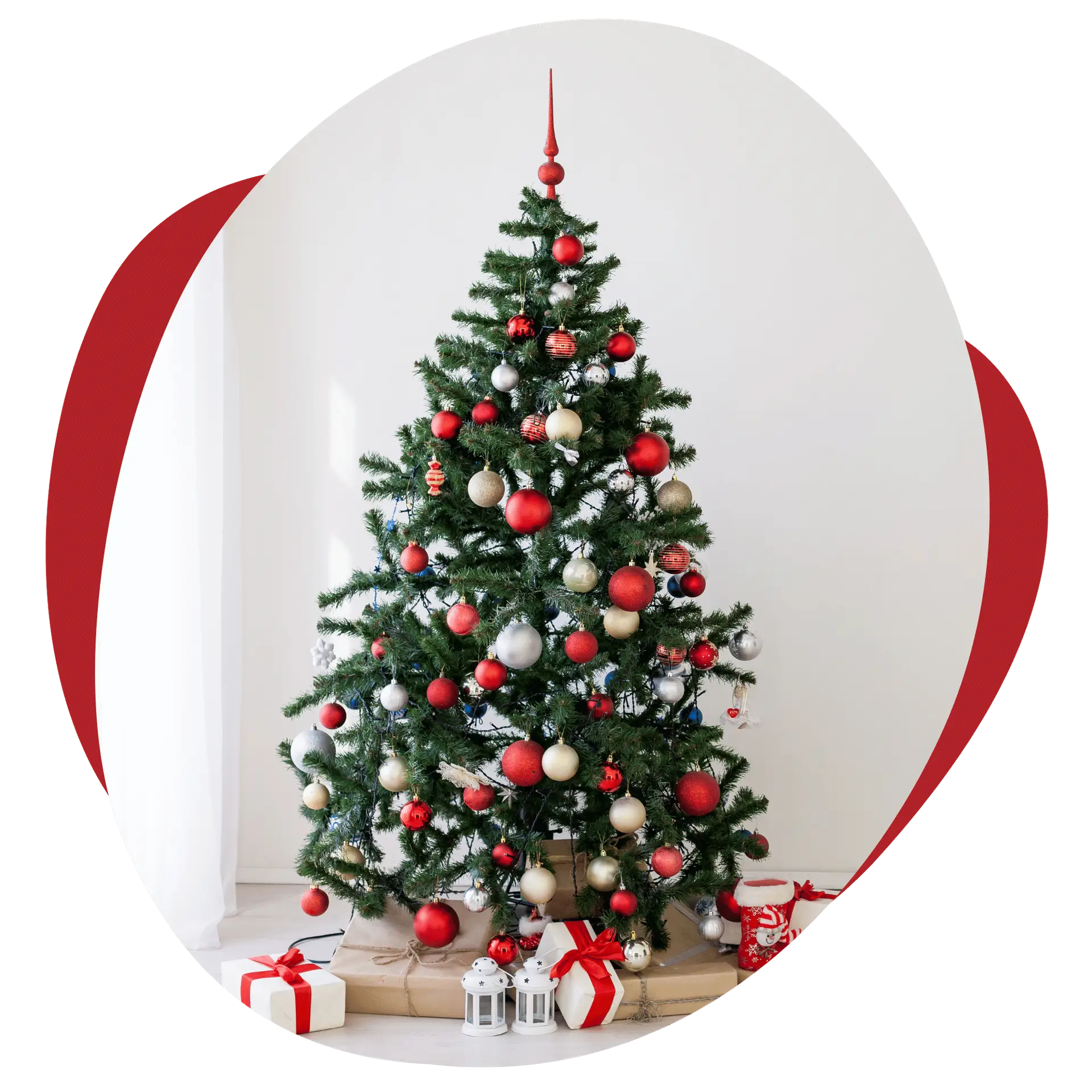 Een familie zet samen een versierde kerstboom op over kerstboom laten opzetten, terwijl buiten de sneeuw zachtjes valt.