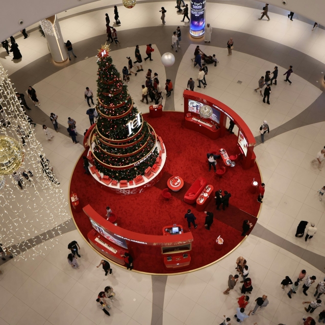 Een elegante kunstkerstboom te huur in Opmeer, ideaal voor een feestelijke en zorgeloze kerst.