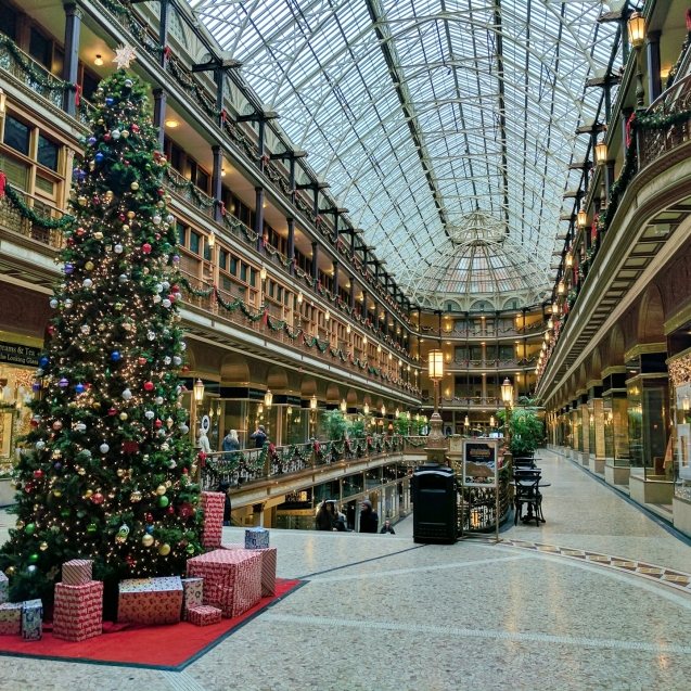 Een mooie kunstkerstboom te huur in Zwolle, perfect voor een zorgeloze kerst.