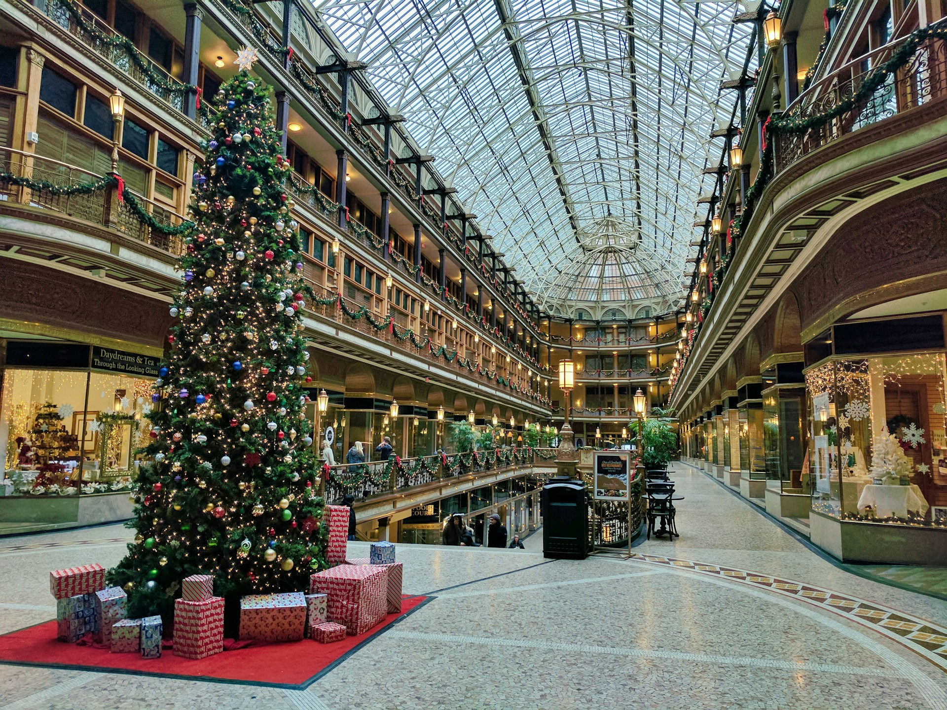 Een mooie kunstkerstboom te huur in Zwolle, perfect voor een zorgeloze kerst.