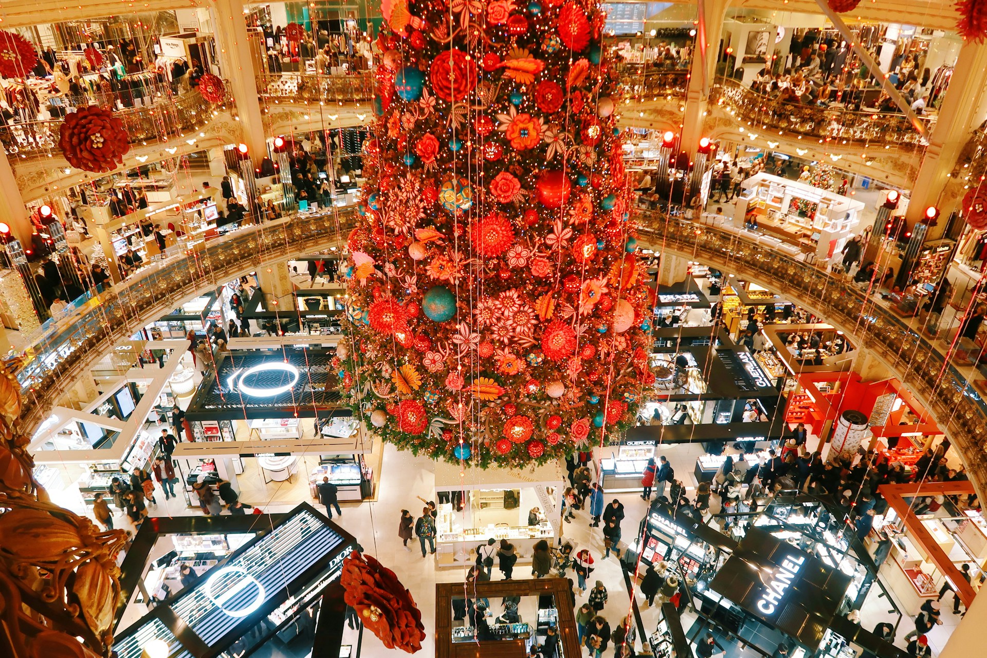 Een mooie kerstboom in een showroom voor het huren van een kerstboom voor bedrijven en evenementen.