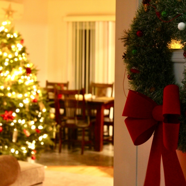 Afbeelding van een volledig gedecoreerde kerstboom, perfect om te huren voor bedrijven in Drenthe.