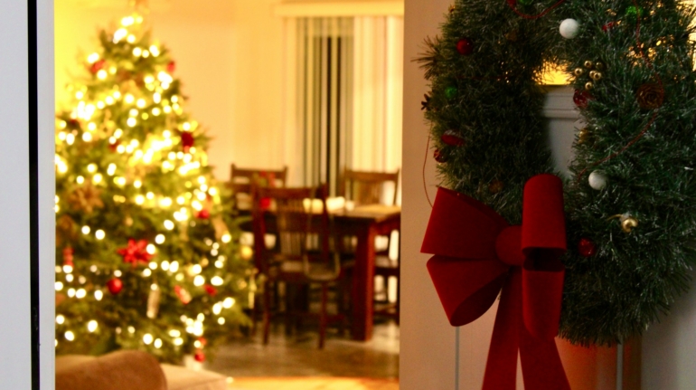 Afbeelding van een volledig gedecoreerde kerstboom, perfect om te huren voor bedrijven in Drenthe.