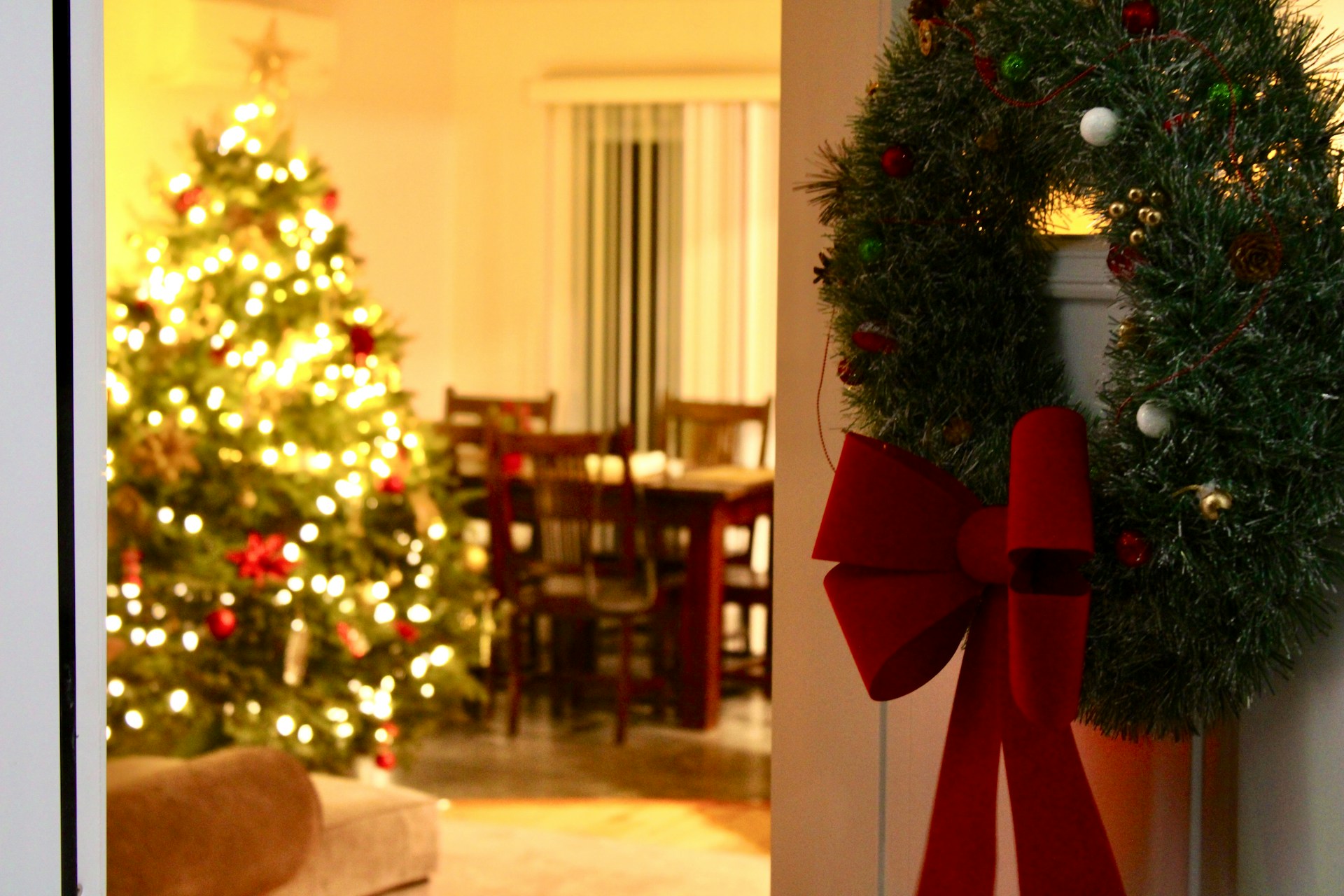 Afbeelding van een volledig gedecoreerde kerstboom, perfect om te huren voor bedrijven in Drenthe.
