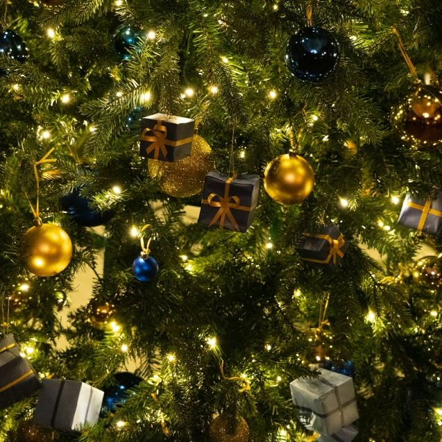 Een kunstkerstboom huren in Hilversum voor bedrijven, compleet met decoratie en levering.