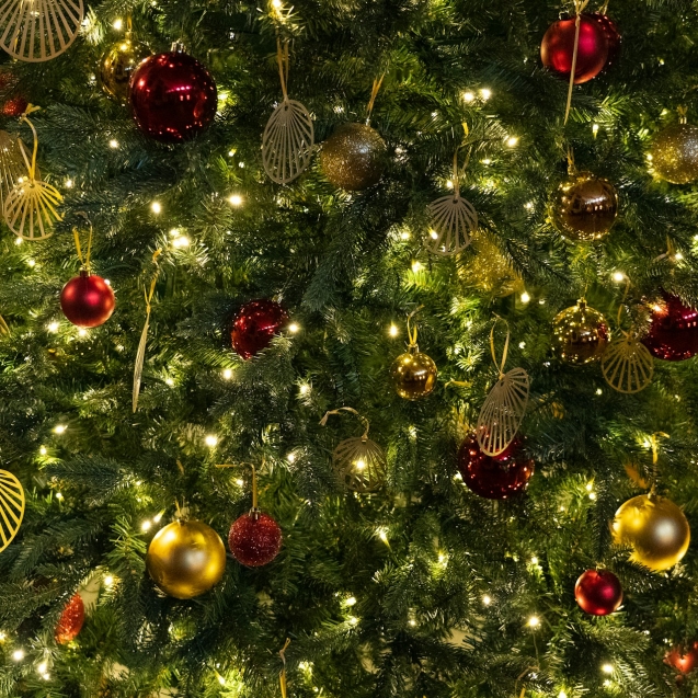 Het huren van een stijlvolle kunstkerstboom in Leusden voor bedrijven, complete kerstservice.