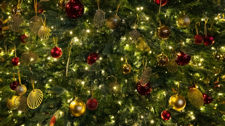 Het huren van een stijlvolle kunstkerstboom in Leusden voor bedrijven, complete kerstservice.