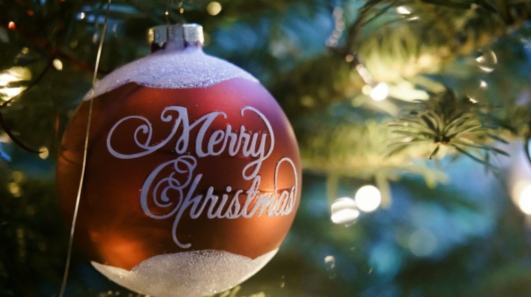 Professionele kerstversiering voor bedrijven met kerstbomen, guirlandes en gezellige versieringen voor een feestelijke werksfeer.