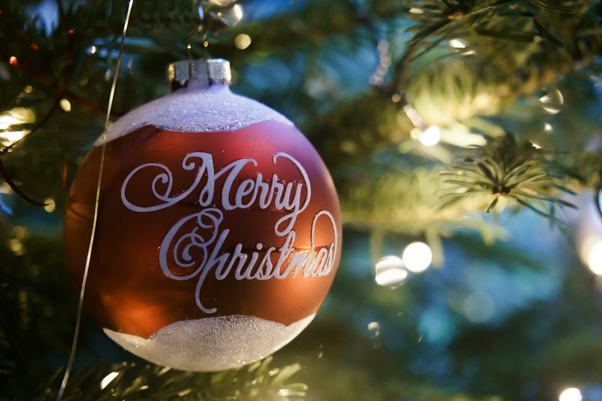 Professionele kerstversiering voor bedrijven met kerstbomen, guirlandes en gezellige versieringen voor een feestelijke werksfeer.